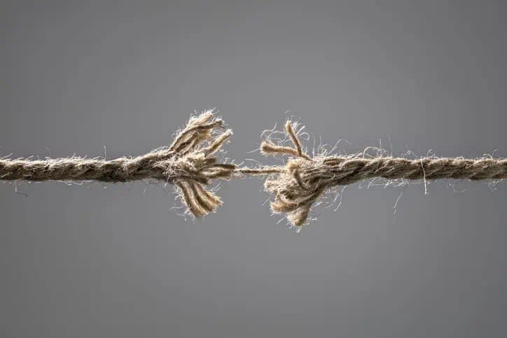 rope breaking from stress, illustrating link between stress and acne