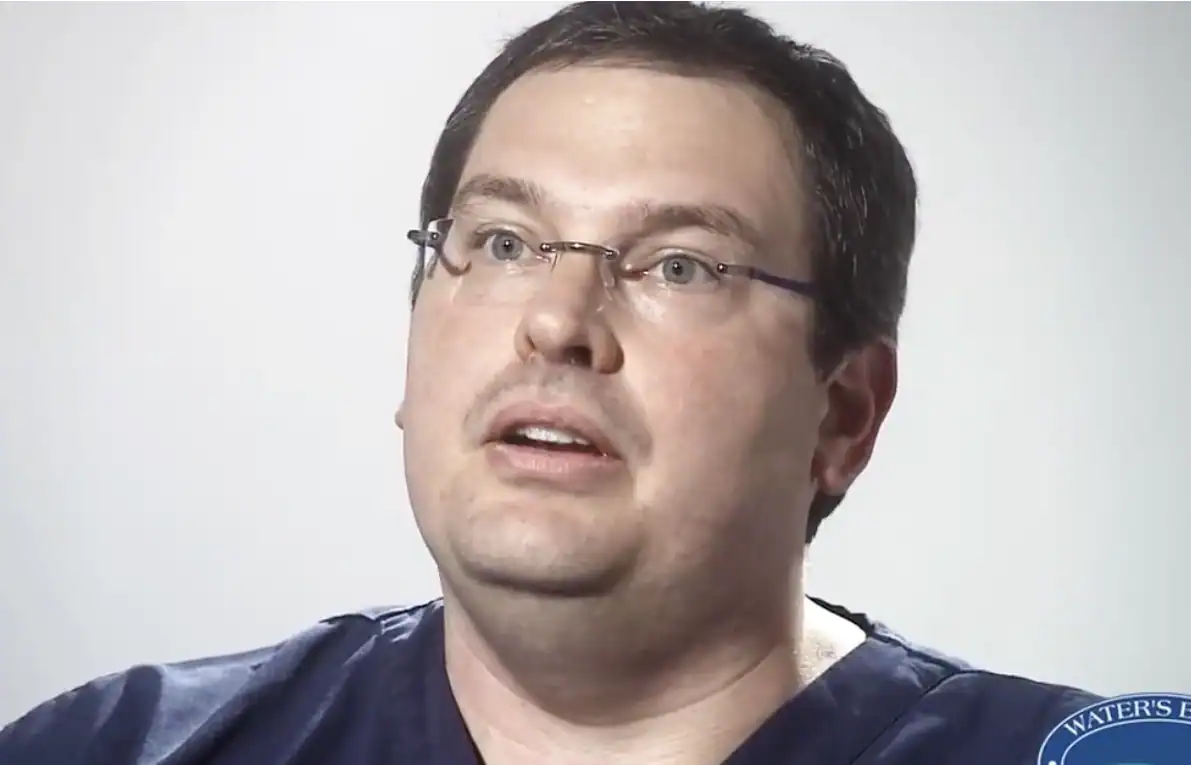 Dr. Minni talks about psoriasis in a Water's Edge video